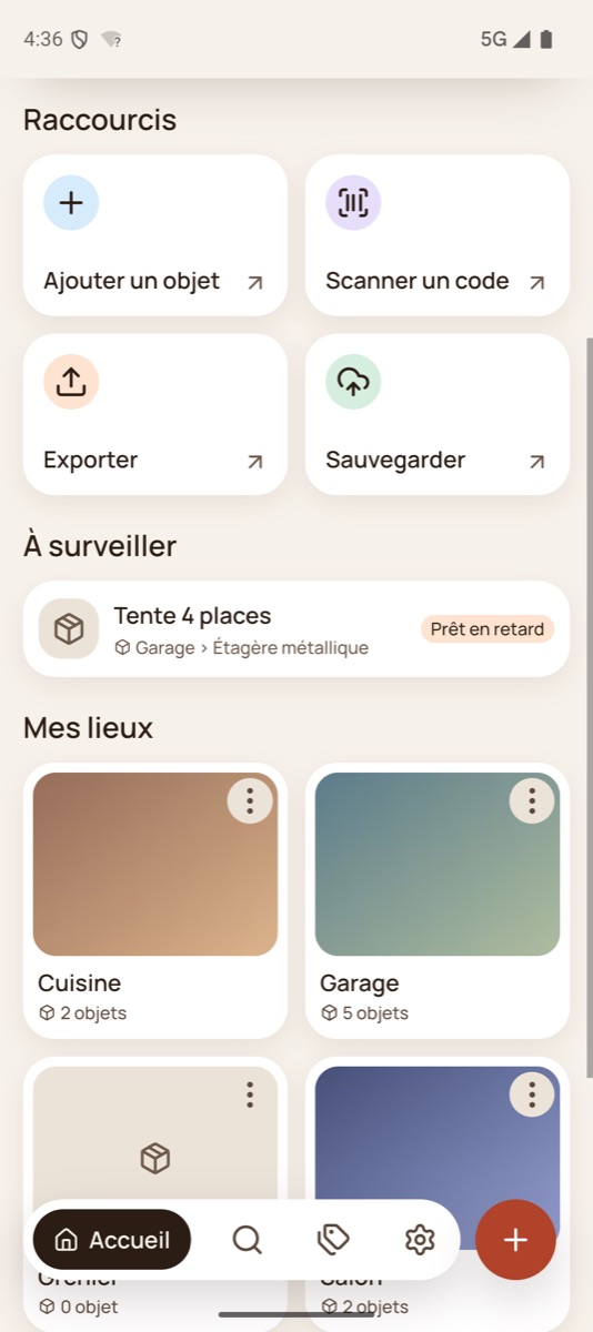 L’accueil de Findle, plus bas : un objet prêté en retard dans « À surveiller », puis les lieux avec leurs photos et le nombre d’objets.